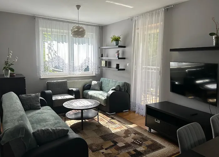 Quiet Enclave Near The Airport