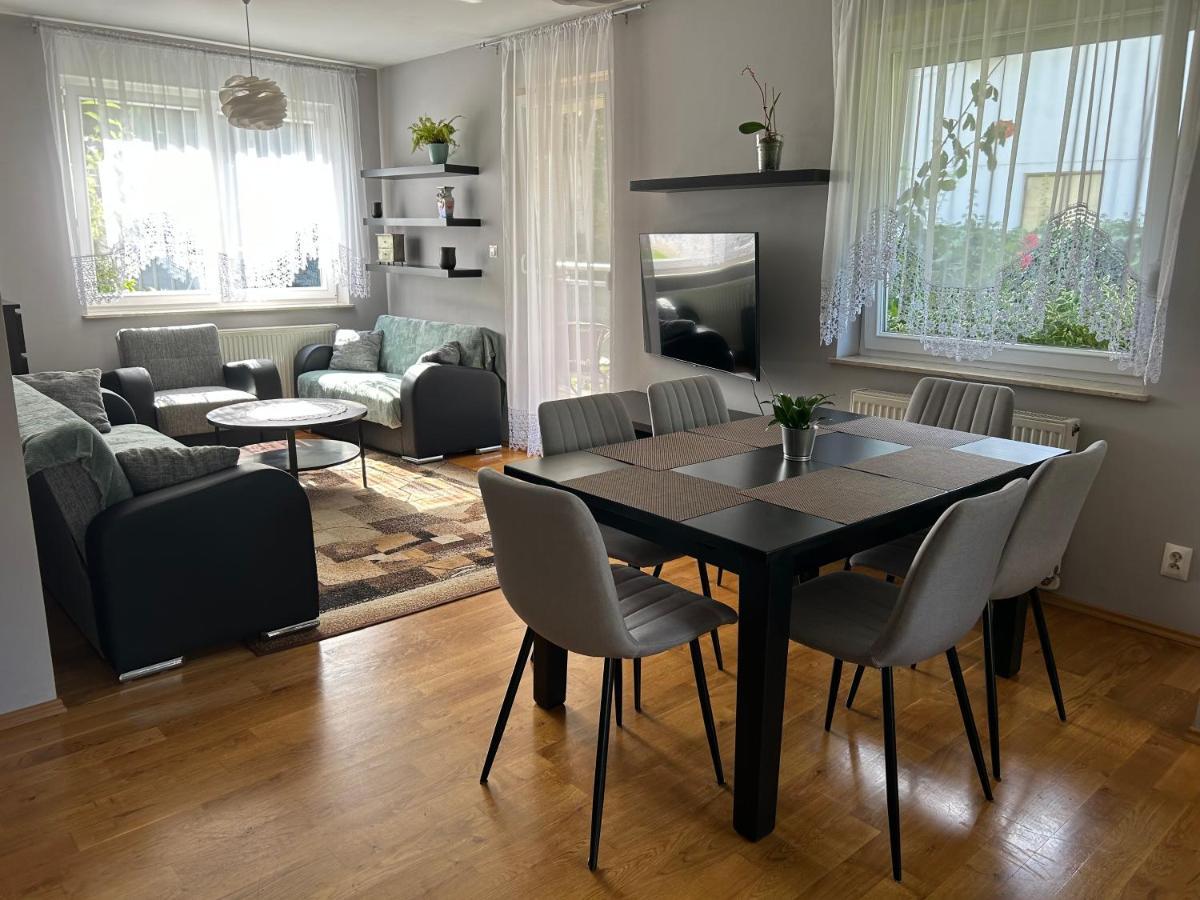 Apartment Quiet Enclave Near The Airport Breslau
